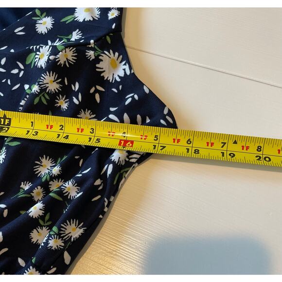 Tommy Hilfiger Dress Windblown Daisy Sleeveless V-Neck Size 8 Belt Fit and Flare - Picture 11 of 12